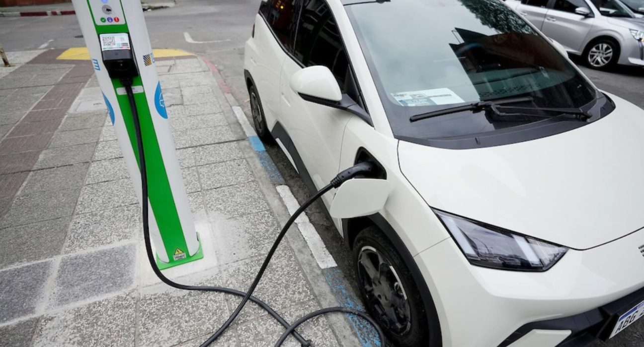 A partir de 2027, los vehículos eléctricos superiores a los 30.000 dólares pagarán IMESI