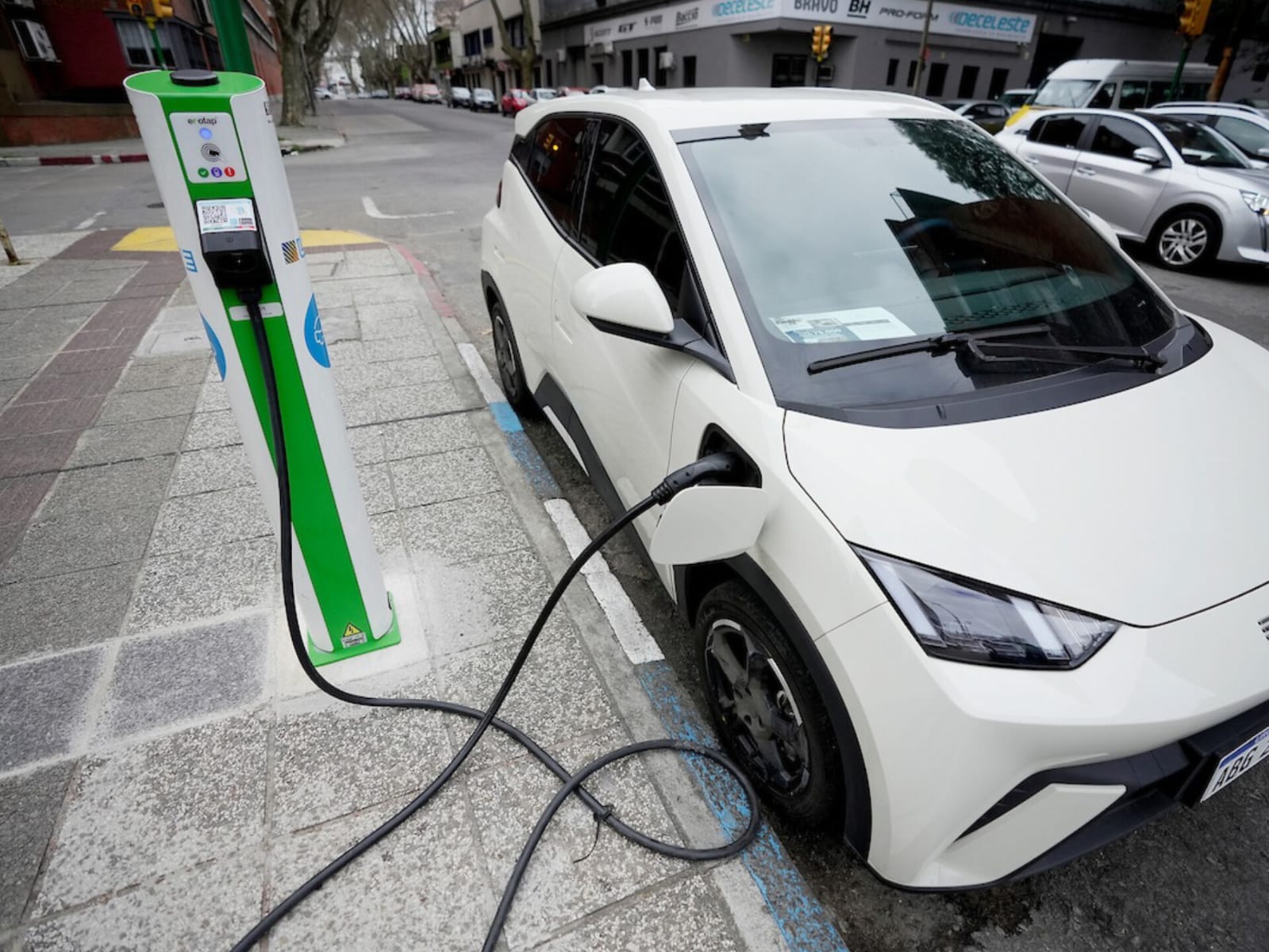 A partir de 2027, los vehículos eléctricos superiores a los 30.000 dólares pagarán IMESI