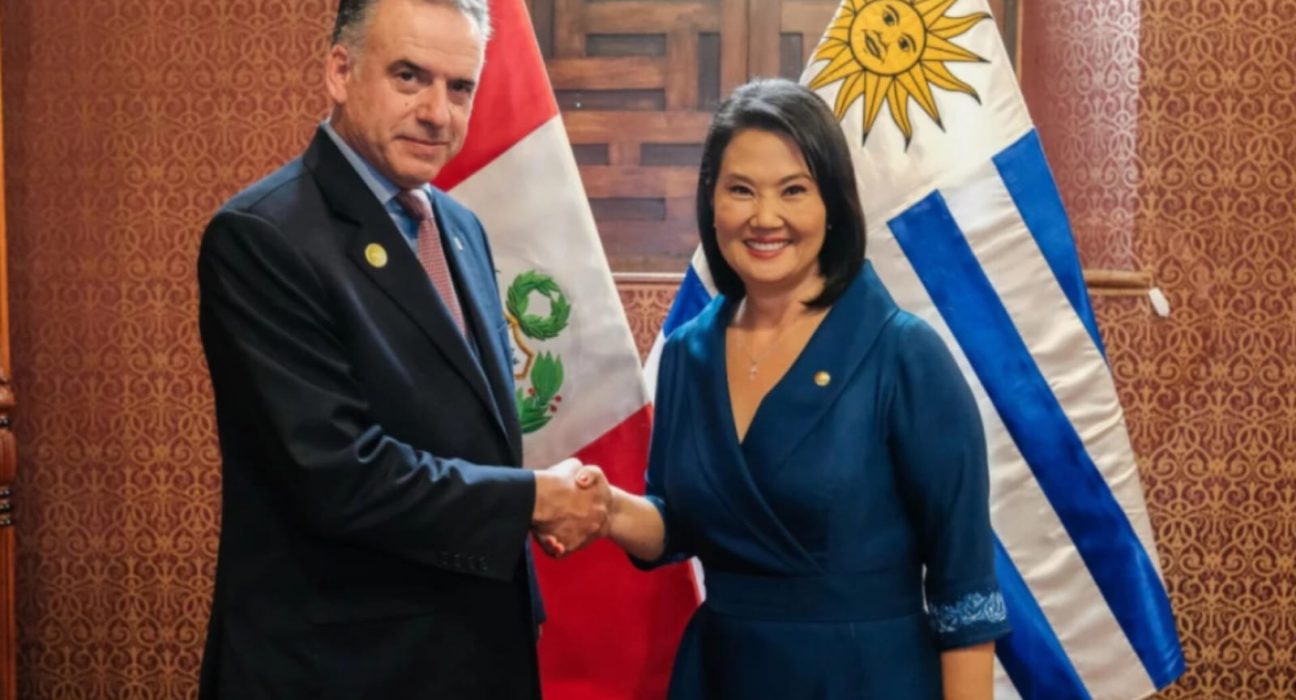 Yamandú Orsi participó en la asunción presidencial de Keijo Fujimori