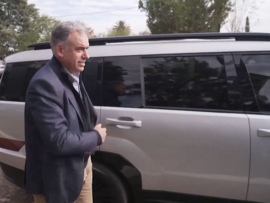 Orsi entregó un auto donado para su campaña electoral como parte del pago de la camioneta Hyundai