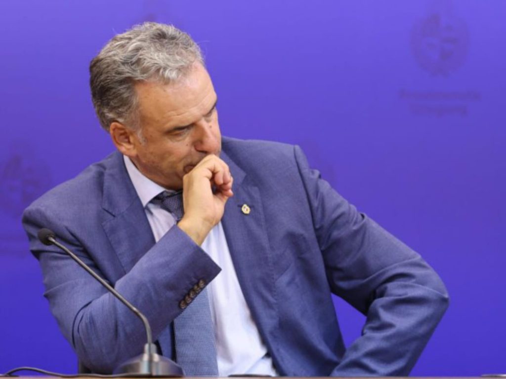 Yamandú Orsi pasó del podio del ranking de presidentes a estar entre los peores valorados de la región