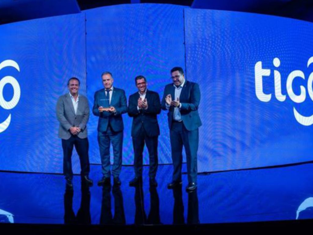 Yamandú Orsi recibe como "una señal de confianza" la inversión de TIGO